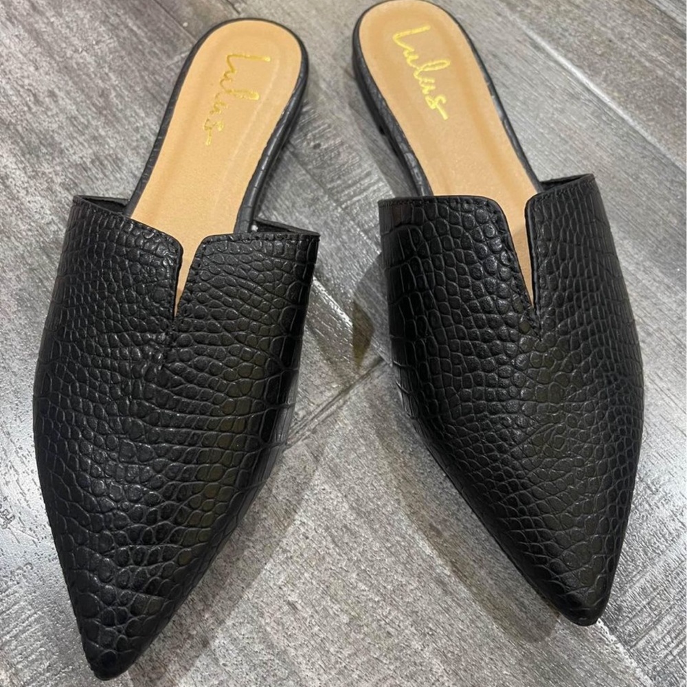 LULU’S Jaelyn Black Crocodile Embossed Pointed-Toe Slides size 9
